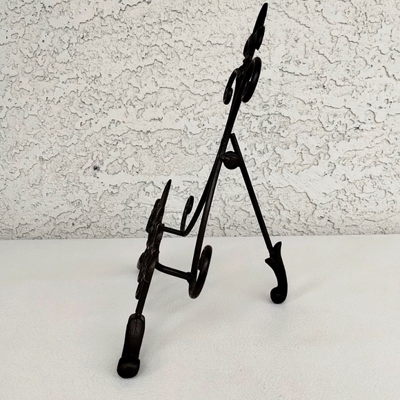 Vintage Cast Iron Fleur-de-Lis Display Easel Stand – Ornate Scroll Design – 11" - Picture 3 of 10